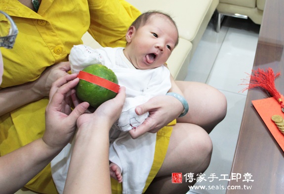 王寶寶(新竹市到府嬰兒寶寶滿月剃頭理髮、免費到府嬰兒剃胎毛儀式吉祥話)。到府剃頭剃胎毛主持、專業拍照、DVD光碟、證書。★購買「臍帶章、肚臍章、胎毛筆刷印章」贈送：剃頭、收涎、抓周，三選一。2015.11.19 照片10